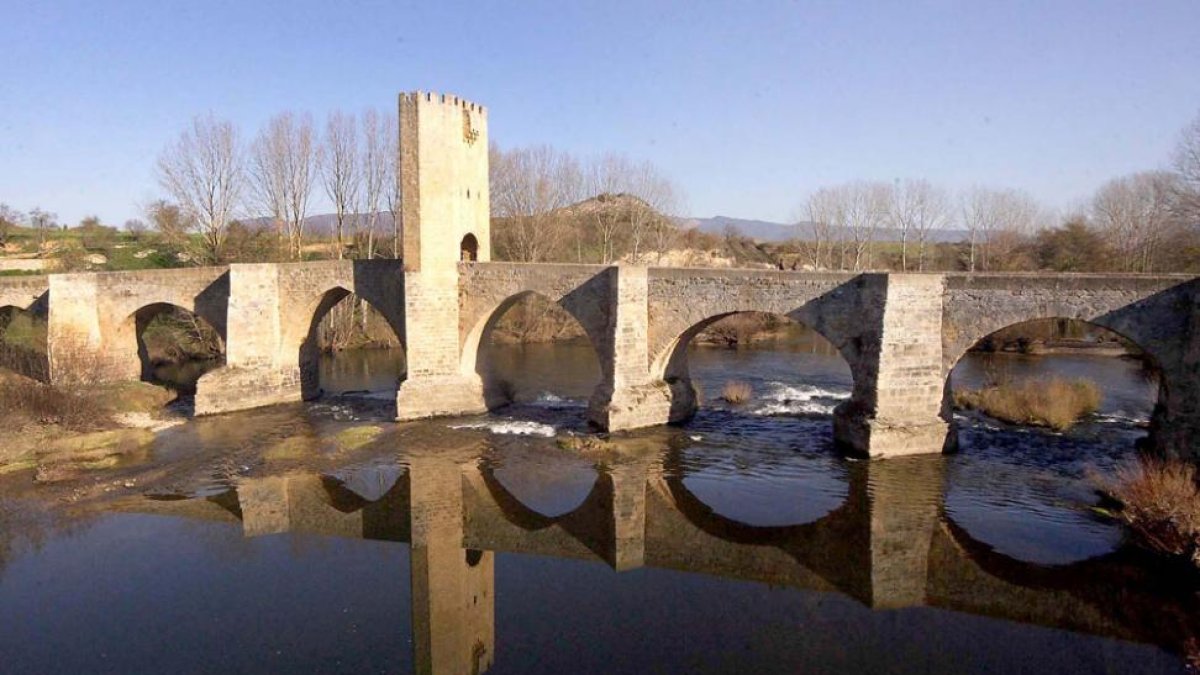 El soberbio puente porticado refleja sobre el río Ebro su histórico pasado.-G. G.