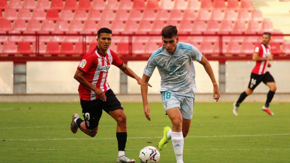 Rodrigo Esteban avanza con el balón. TWITTER / @CDMIRANDES