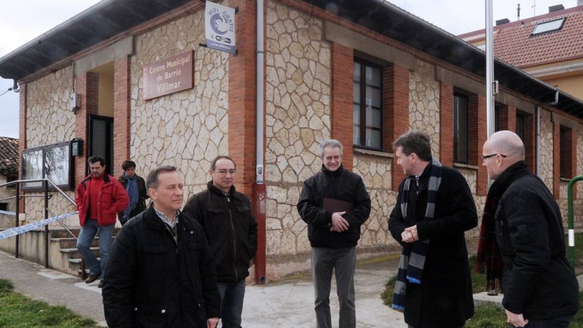 Vecinos del barrio de Villímar acompañan a Javier Lacalle en su visita.-ISRAEL L. MURILLO