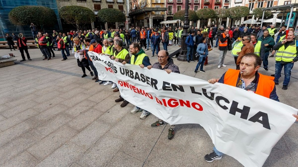 Movilización de trabajadores de Urbaser, el 14 de marzo, en la Plaza Mayor de Burgos. SANTI OTERO