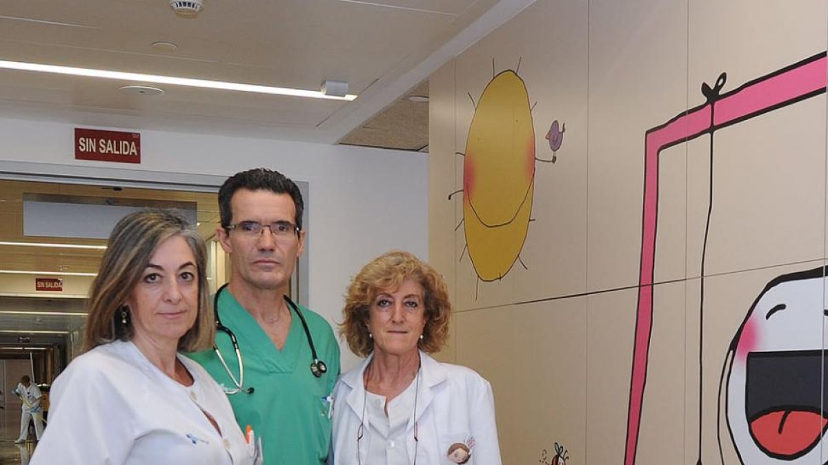 El pediatra José Manuel Merino y las enfermeras Concepción Delgado y Anabella Arribas realizan este ensayo clínico.-ISRAEL L. MURILLO