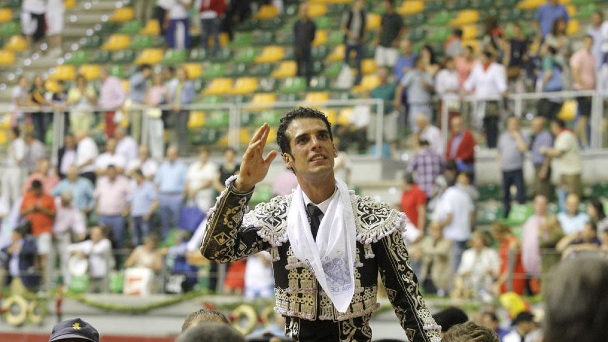 Morenito de Aranda saliendo a hombros en su encerrona en el Coliseum en 2017.-ECB