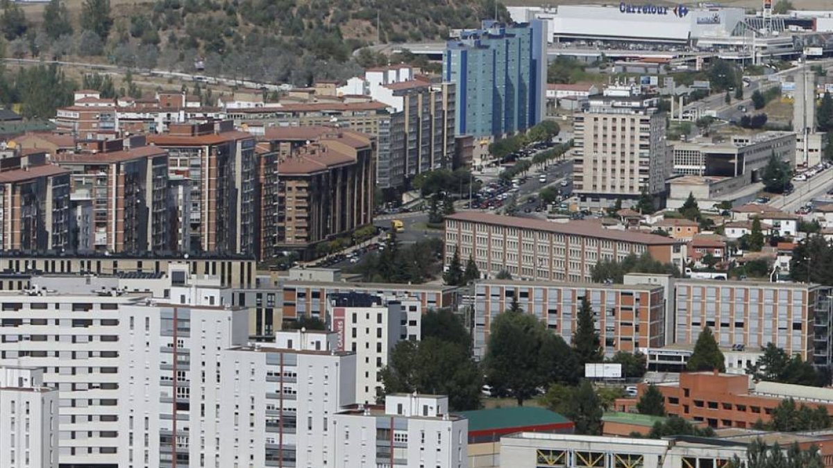 Vista de bloques de edificios de la capital burgalesa.-RAÚL G. OCHOA