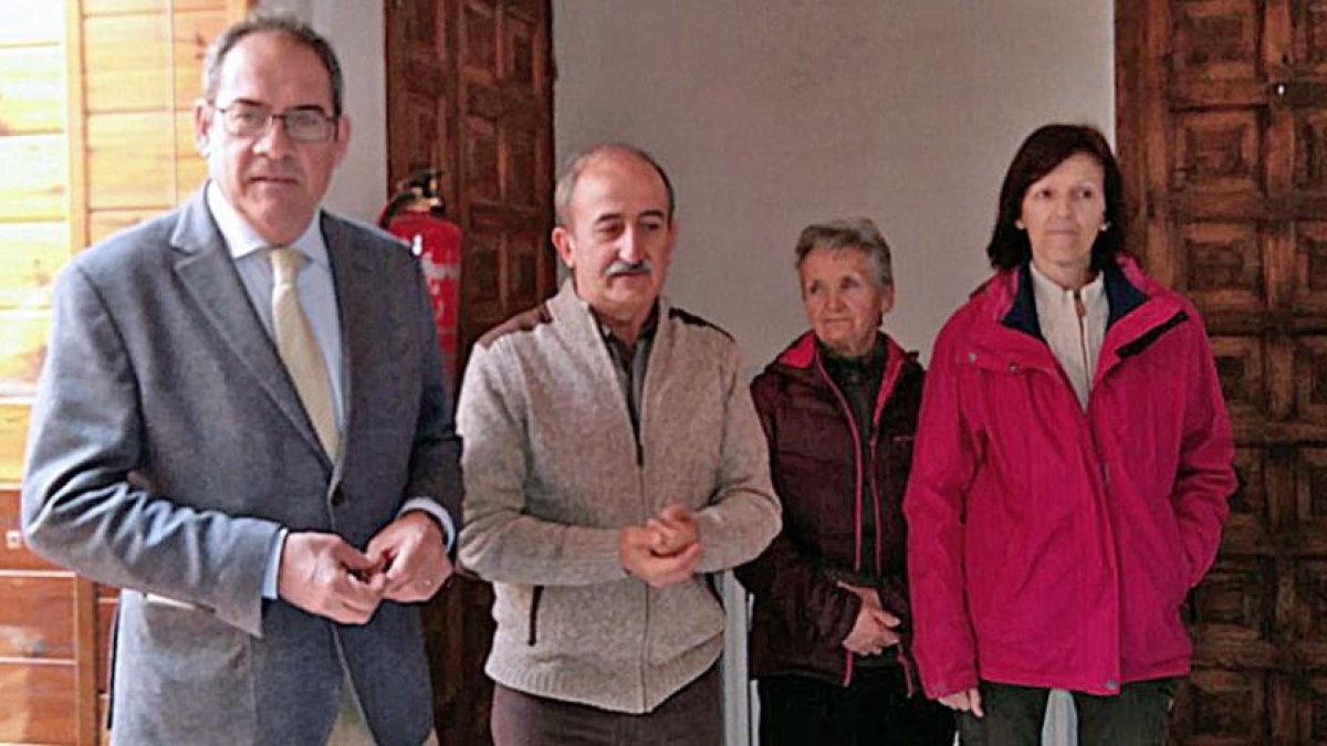 Baudilio Fernández-Mardomingo (izq) junto al alcalde de Canicosa en el interior de una de las viviendas-ECB