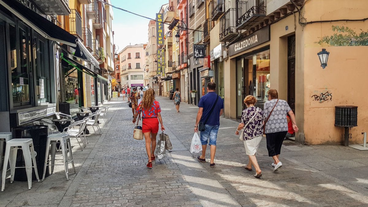 Las calles del centro de Aranda tuvieron ayer mucha más concurrencia que en los días anteriores. L. V.