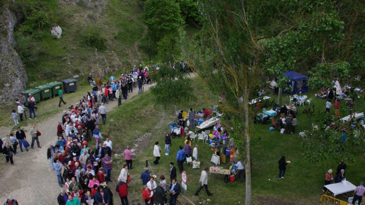 Los romeros en la campa del santuario de Santa Casilda dan cuenta de la paellada popular.-G.G.