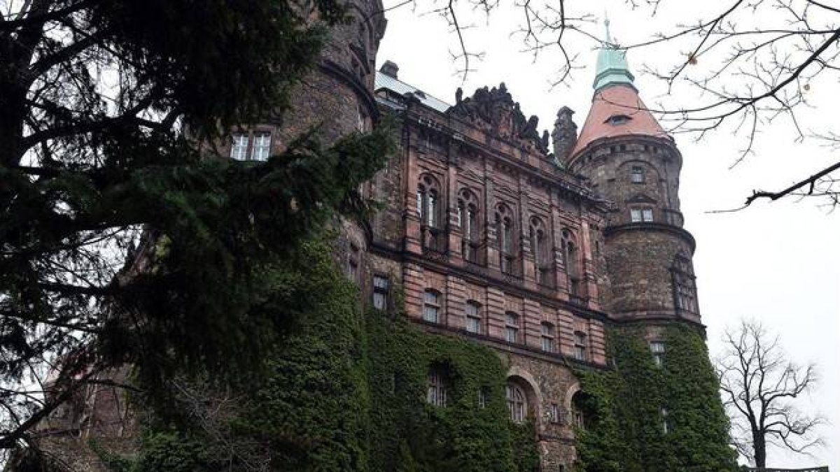 El castillo Ksiaz, bajo el cual se sospecha que podría estar el 'tren del oro nazi', según los cazatesoros polacos.-Foto: AFP / JANEK SKARZYNSKI