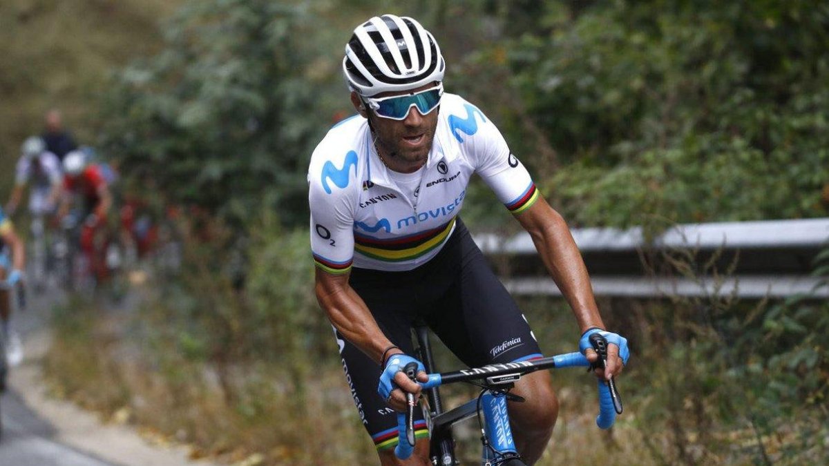 Alejandro Valverde, con el jersey de campeón del mundo, al ataque.-MOVISTAR TEAM