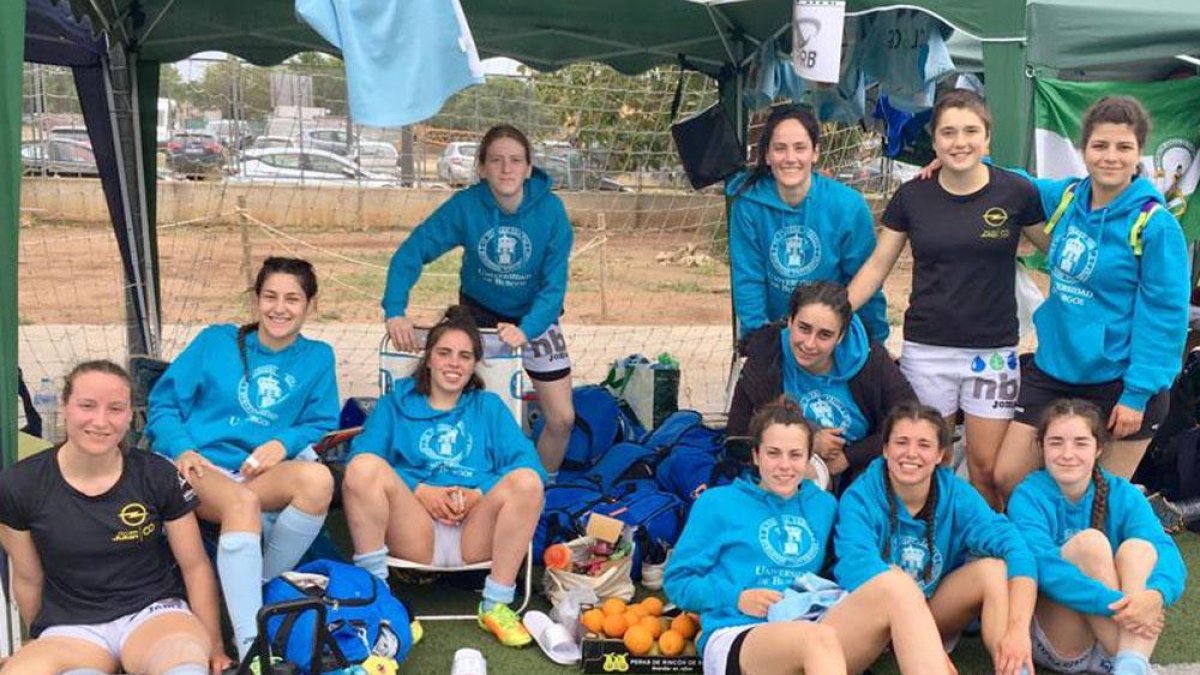 Las jugadoras del Opel Grupo Julián posan juntas durante un descanso del torneo, ayer.-ECB