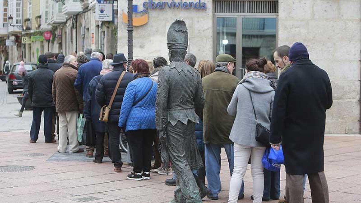 Los burgaleses están dejando para última hora la compra de los décimos de Navidad.-R. OCHOA