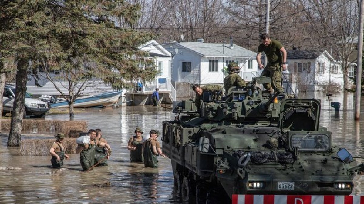 Soldados del Ejército canadiense en labores de ayuda por las inundaciones en Quebec.-REUTERS
