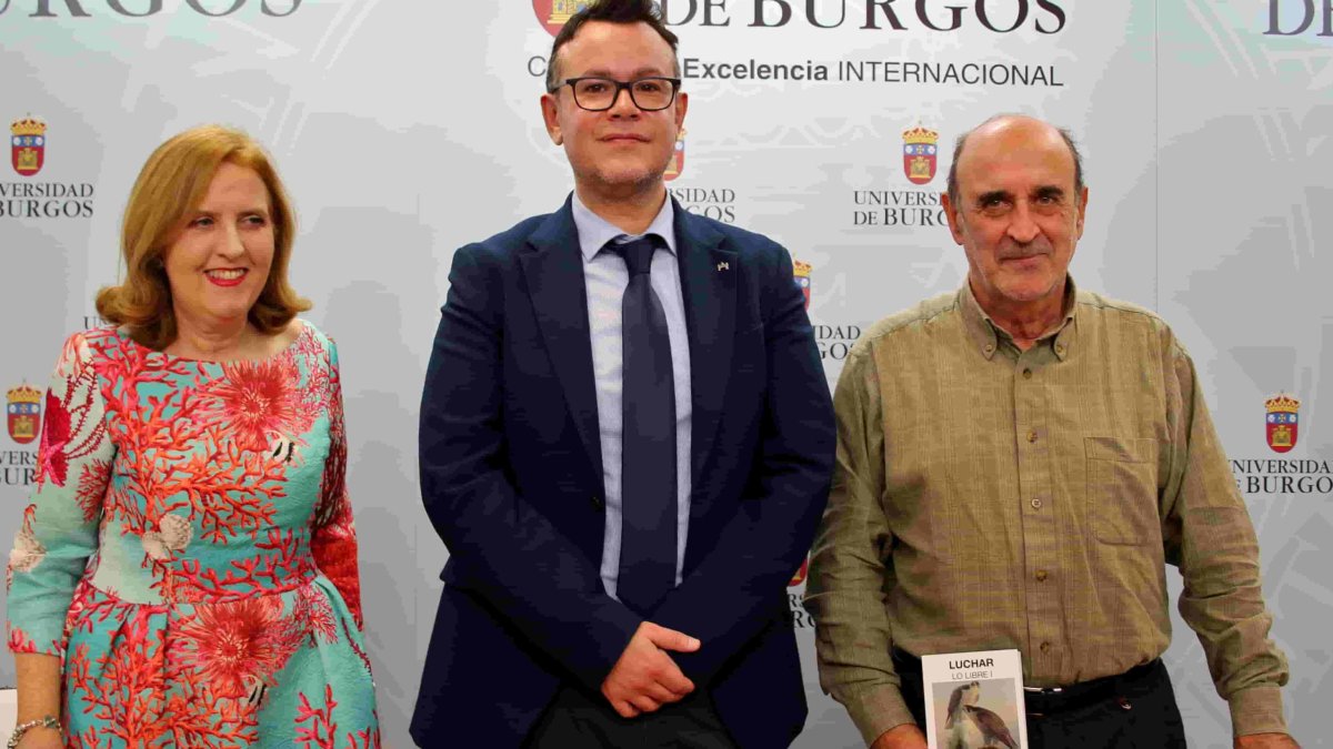 Benigno Varillas, autor de la biografía de Félix Rodríguez de la Fuente, presentó el libro junto a Delfín Ortega, vicerrector de Responsabilidad Social, Cultura y Deporte y Teresa Sancho. UBU