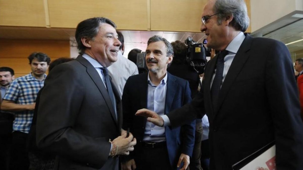 Ignacio González (PP), Ángel Gabilondo PSOE) y José Manuel López (Podemos), en la Asamblea de Madrid, en 2015.-JUAN MANUEL PRATS