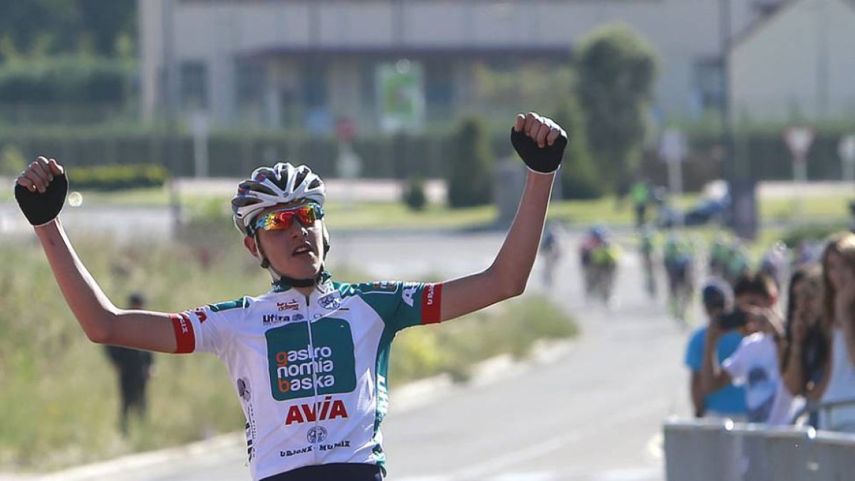 Jon Barrenetxea cruza victorioso la línea de meta, ayer.-RAÚL OCHOA
