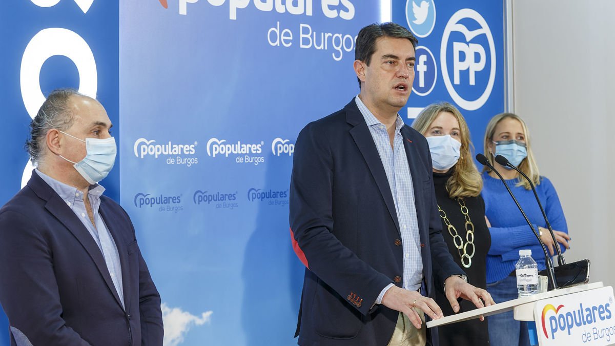 Ibáñez y Ayala con los candidatos Emilio Berzosa y María Isabel Sancho, teniente de alcalde de Aranda y alcaldesa de Lerma. S. OTERO