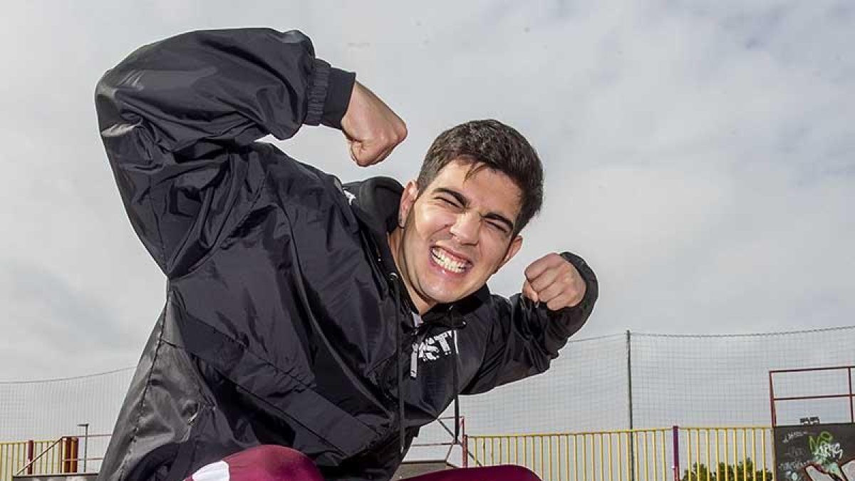 Guillermo Rodríguez, más conocido como Guillterm, a punto de saltar en el skate park del G-3.-SANTI OTERO