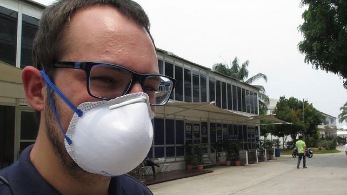 Un trabajador del  Dorna, organizadora del Mundial de motociclismo, con una mascarilla para protegerse de la nube tóxica que flota sobre Malasia.-EMILIO PÉREZ DE ROZAS