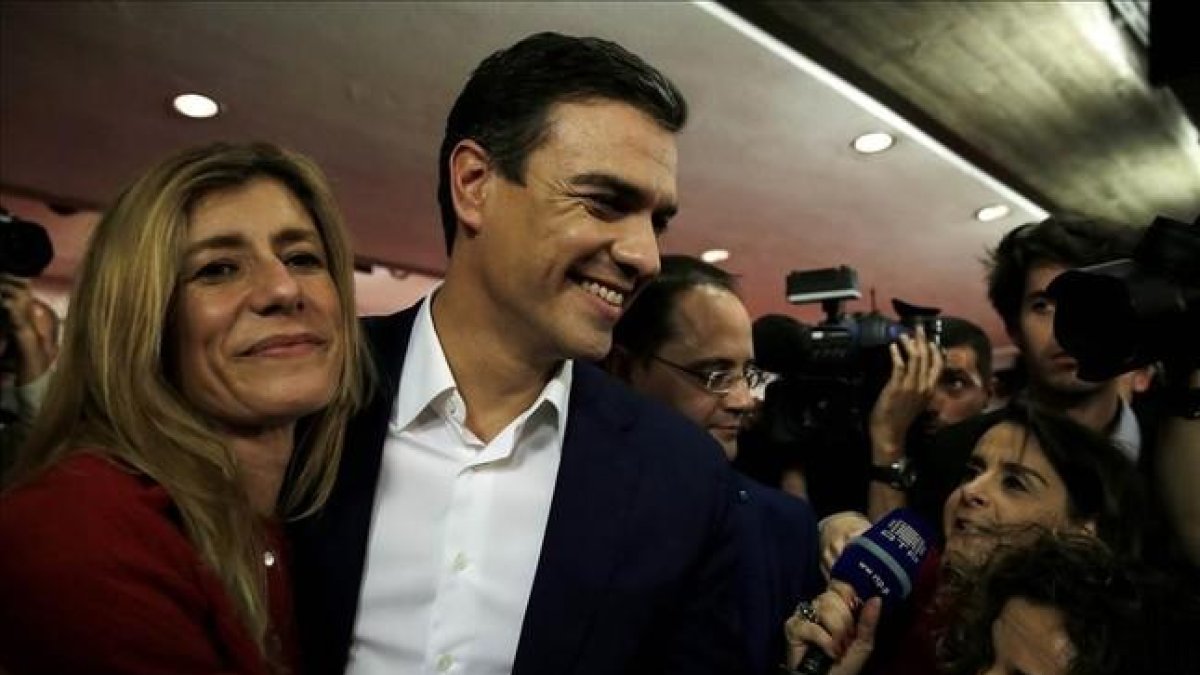 El líder y candidato del PSOE, junto a su mujer Begoña Gómez, al conocer los resultados en la sede del partido.-JOSÉ LUIS ROCA