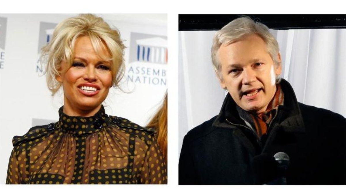 Pamela Anderson y Julian Assange.-