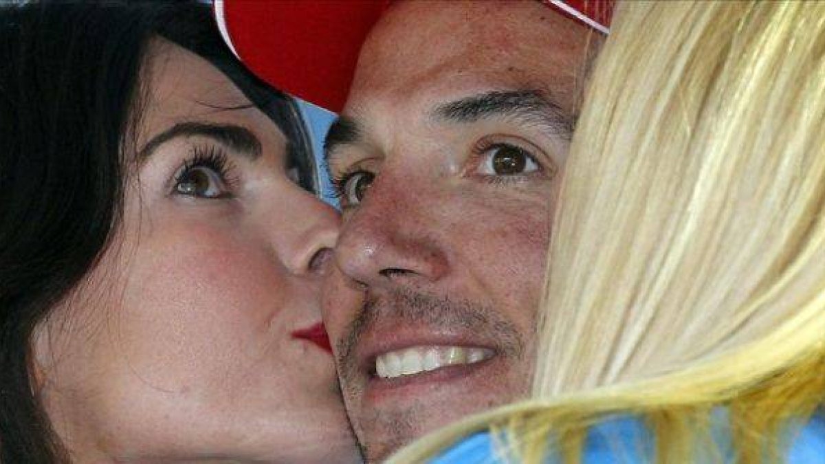 Purito recibe los besos de las azafatas en el podio de la Vuelta al País Vasco.-Foto: EFE / JAVIER ETXEZARRETA