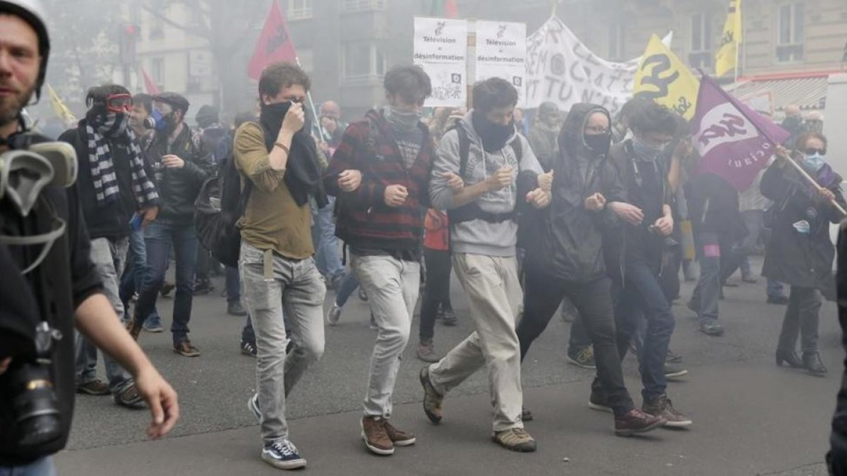 Estudiantes protestan entre gases lacrimógenos de la policía contra la reforma laboral.-REUTERS / GONZALO FUENTES