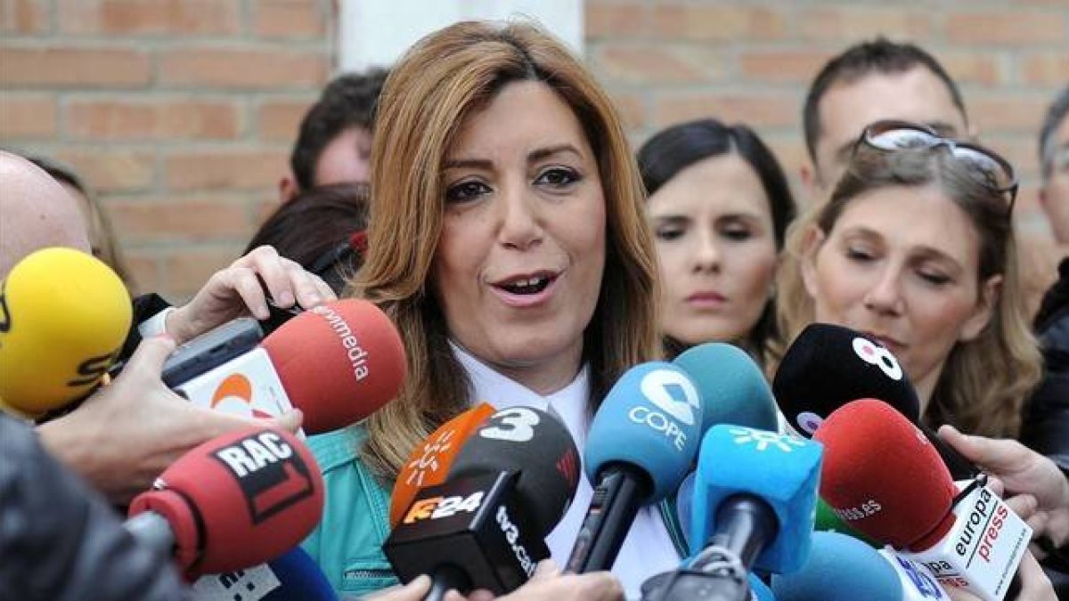 Susana Díaz atiende a los medios, este domingo, tras votar en su colegio electoral.-AP