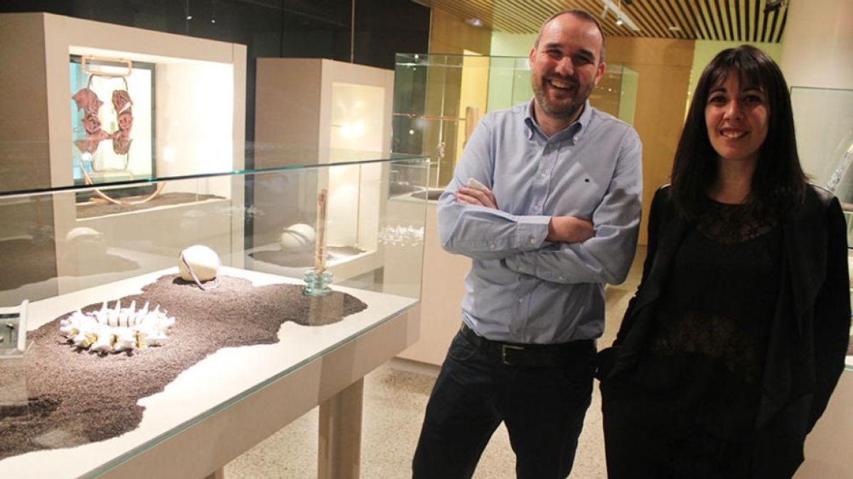 Rodrigo Alonso, responsable de Didáctica del Museo de la Evolución Humana, con Sara Serna, comisaria de la exposición.-ECB