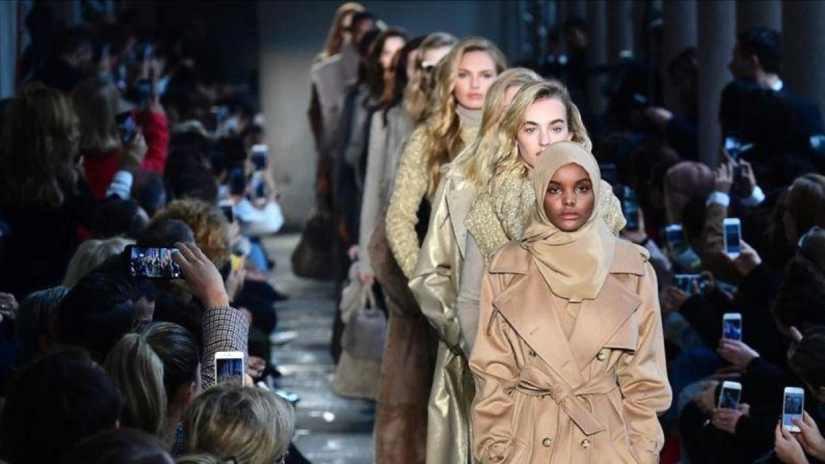 Halima Aden, al término del desfile de Max Mara.-AFP / MIGUEL MEDINA