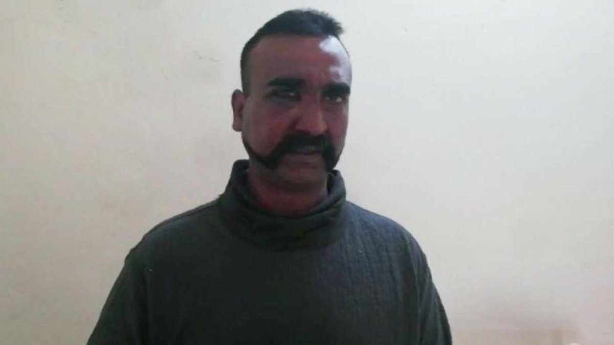 Imagen del piloto indio capturado por el ejército pakistaní.-AP