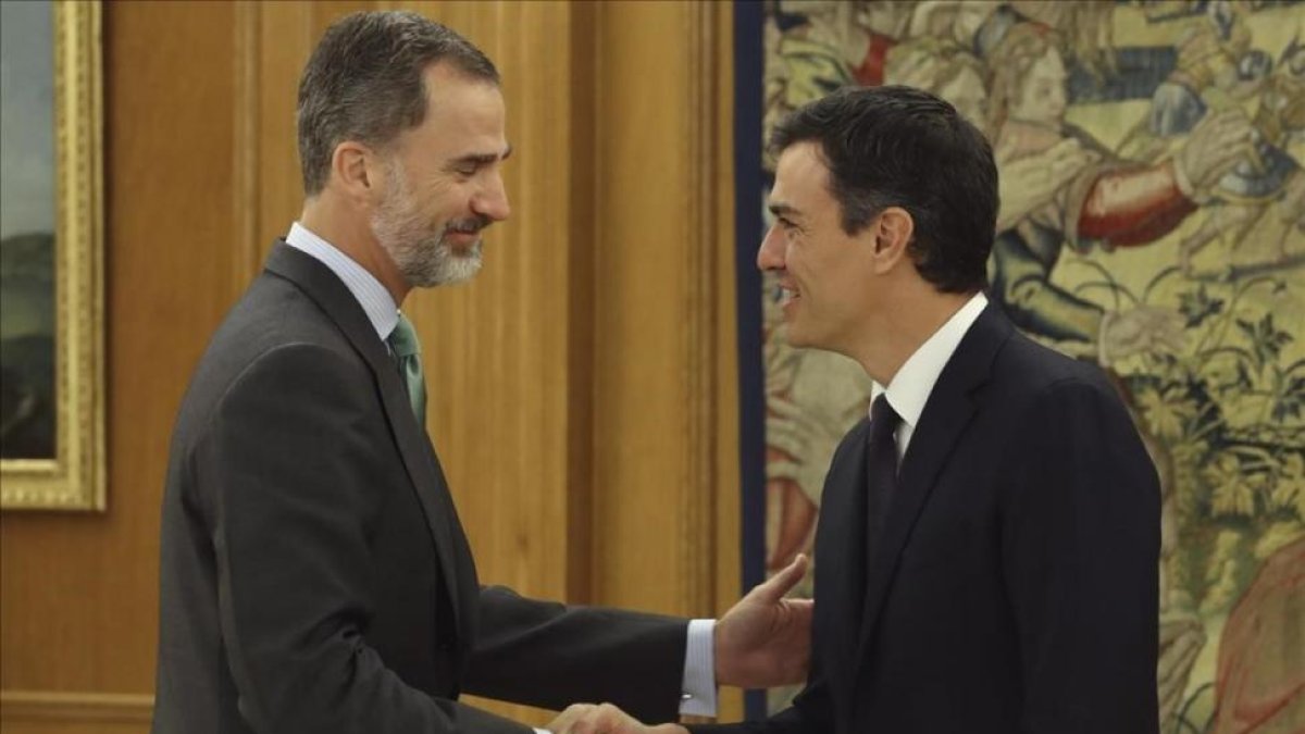 El Rey y Pedro Sánchez, este martes en el palacio de la Zarzuela.-EFE / BALLESTEROS