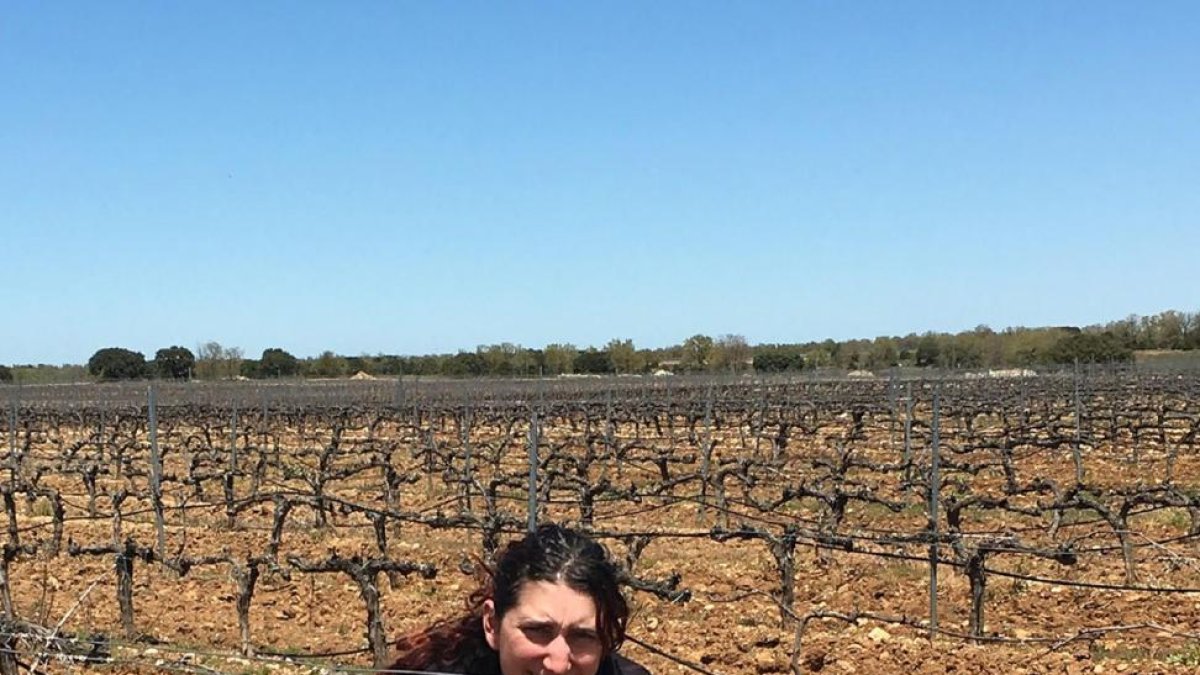 Yara Alonso en su explotación de Pesquera de Duero (Valladolid).-E. M.