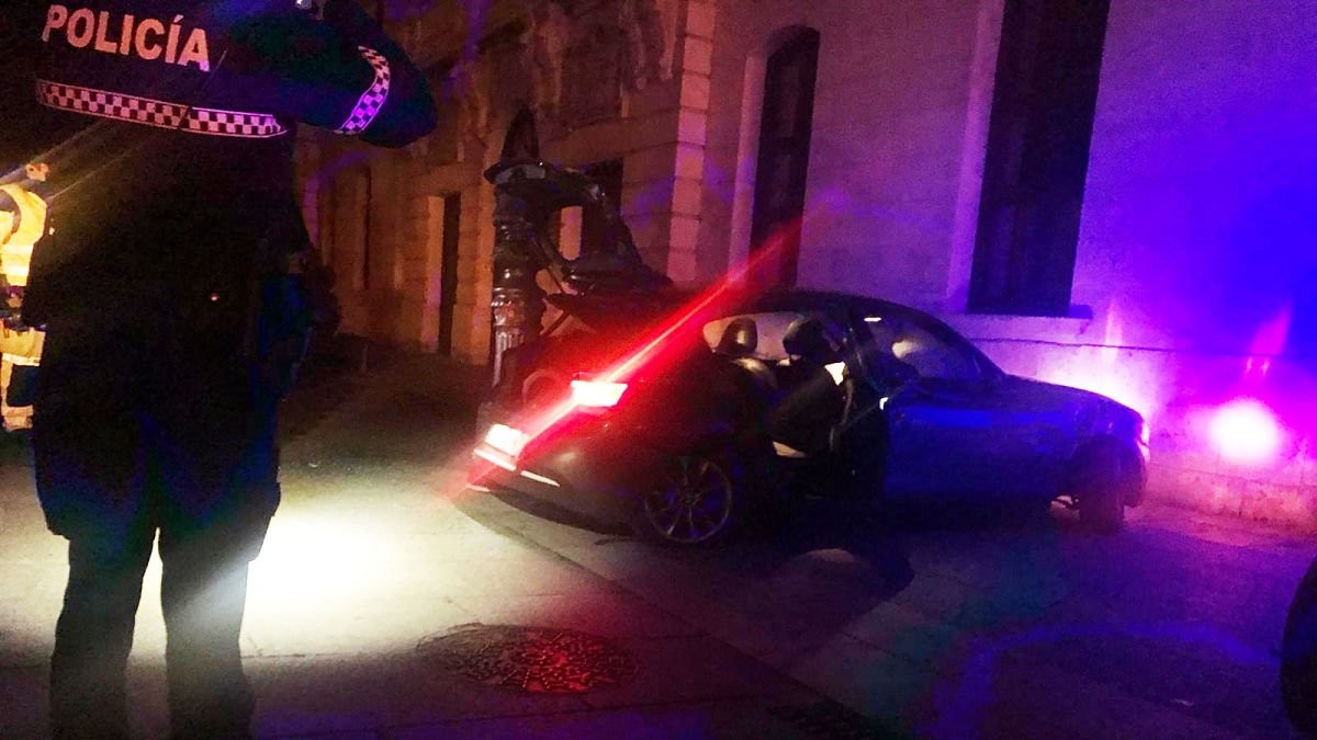 El coche quedó abandonado junto a la Diputación tras el choque. ECB