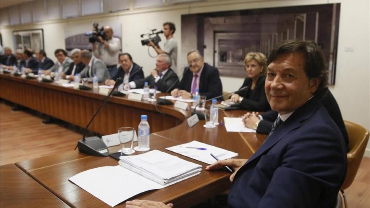 José Ramón Lete y los presidentes de la federaciones territoriales en la reunión mantenida en el CSD.-MARISCAL / EFE
