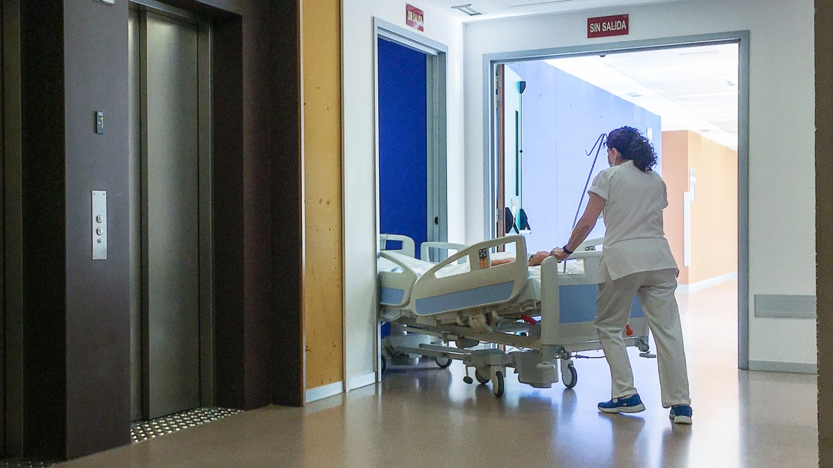 Un burgalés espera desde octubre de 2019 una operación de cadera en el HUBU. RAÚL G. OCHOA