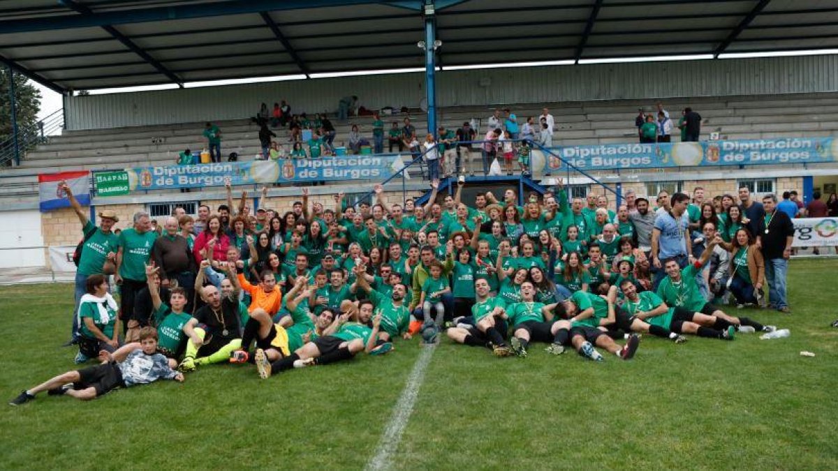 Mazuelo celebra después del encuentro con su afición la consecución del Trofeo Diputación.-JARCHA-BURGOSDEPORTE.COM