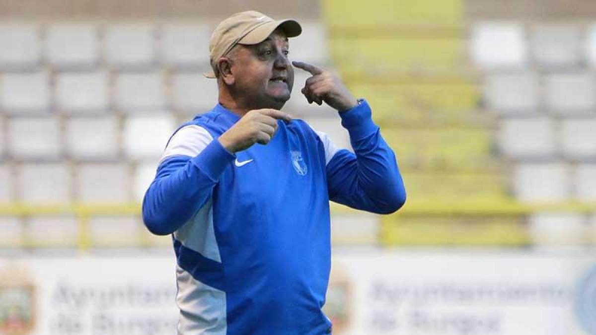 Manix Mandiola da instrucciones a sus jugadores en el amistoso del miércoles en El Plantío-Raúl G. Ochoa