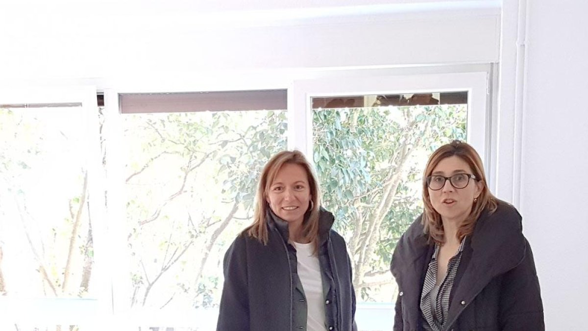 La alcaldesa (d) y la concejala de Juventud (i), visitaron las obras.-ECB