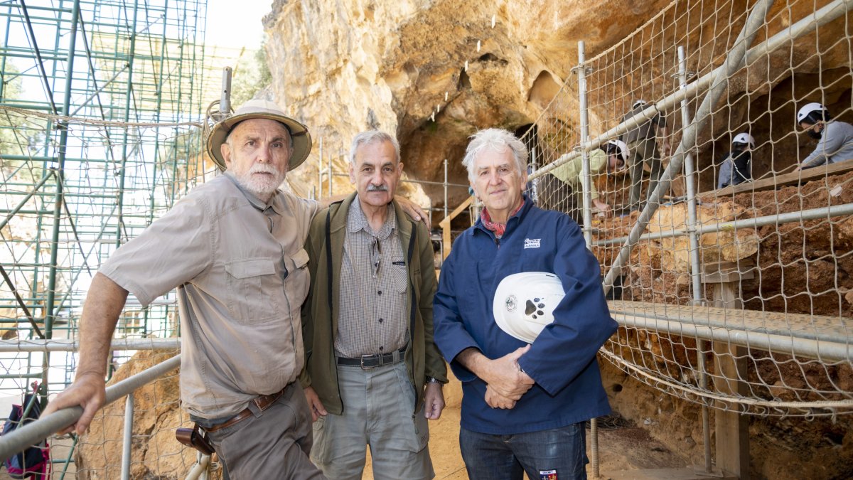Los codirectores Eudald Carbonell, José María Bermúdez de Castro y Juan Luis Arsuaga en Atapuerca. SUSANA SANTAMARÍA