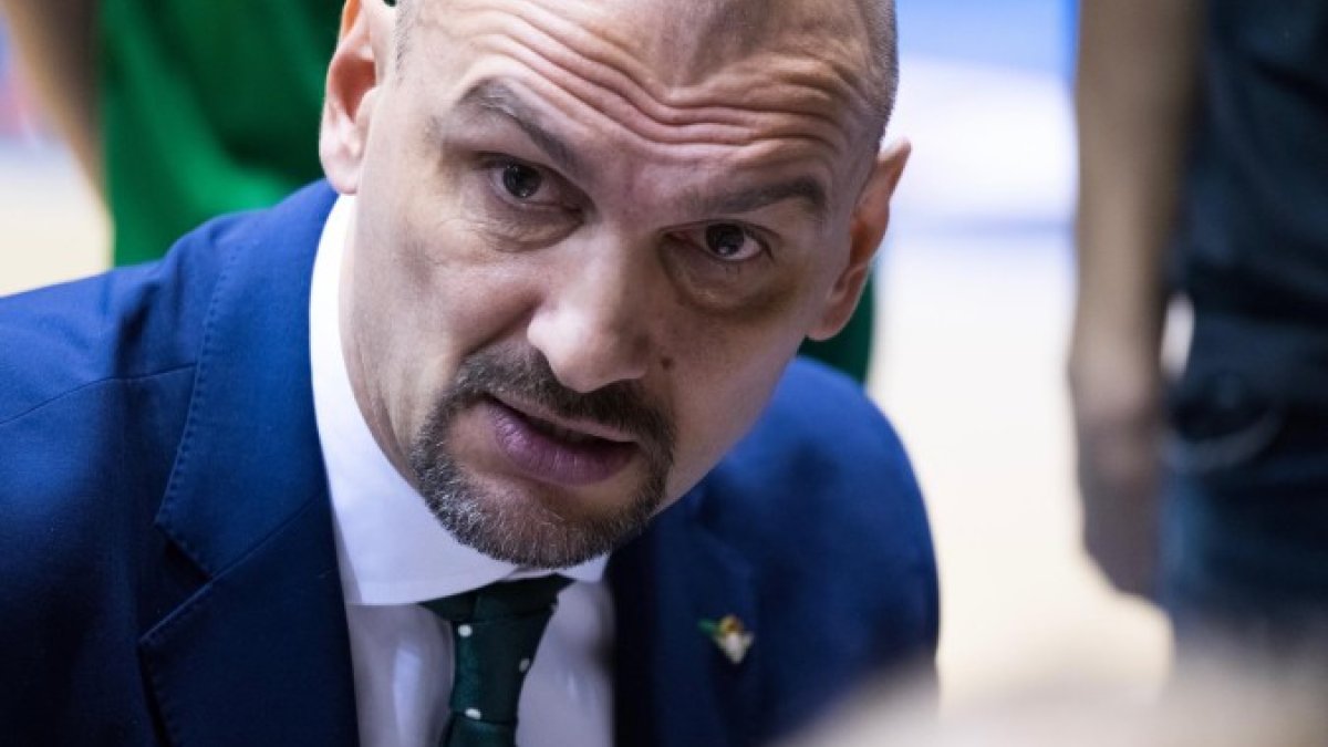 Zan Tabak, en un tiempo muerto con el Betis. ACB PHOTO