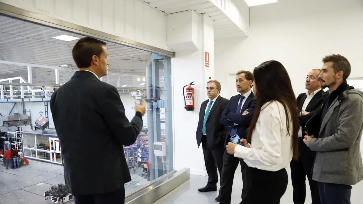 La CEO de la compañía, Verónica Pascual, y el rector de la institución académica, Alberto Gómez Barahona, firmaron el convenio durante una visita a las instalaciones de la empresa.-ECB