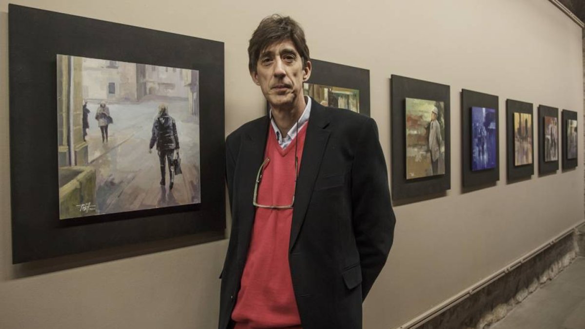 Luis Alberto Portilla posa delante de una selección de las pinturas de ‘gente importante’ que forman la exposición.-Santi Otero
