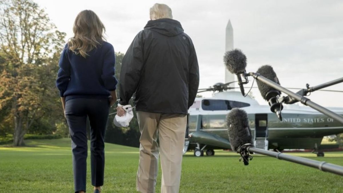 Donald Trump y su esposa Melania antes de partir hacia Puerto Rico.-AP / ANDREW HARNIK