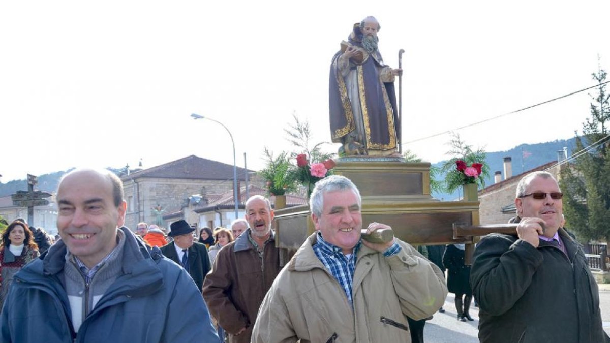 San Antón a hombros durante el recorrido por las calles de Canicosa.-RAQUEL FERNÁNDEZ