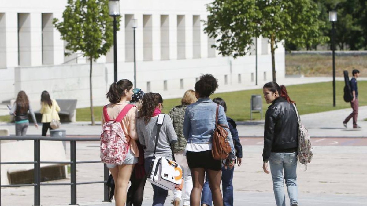 Cada vez son más los alumnos que optan por cursar sus estudios universitarios en la UBU.-RAÚL OCHOA