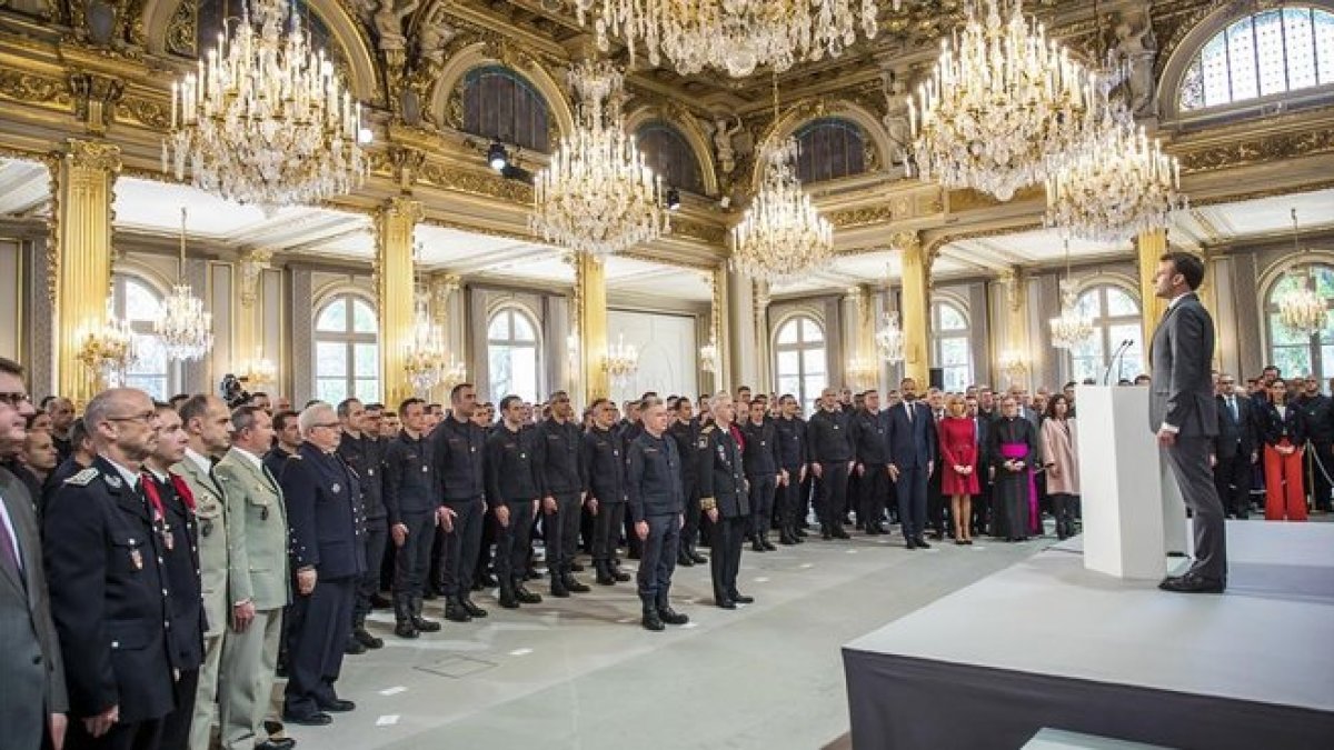 Macron habla a los bomberos en el Elíseo.-AP / CHRISTOPHE PETIT TESSON