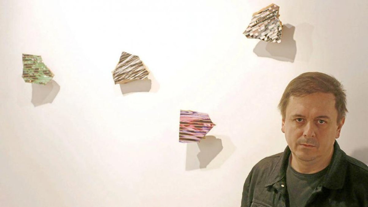 Ignacio Gil posa junto a las obras de ‘Noise’, en el Museo de la Cerámica de Aranda de Duero.-ICAL