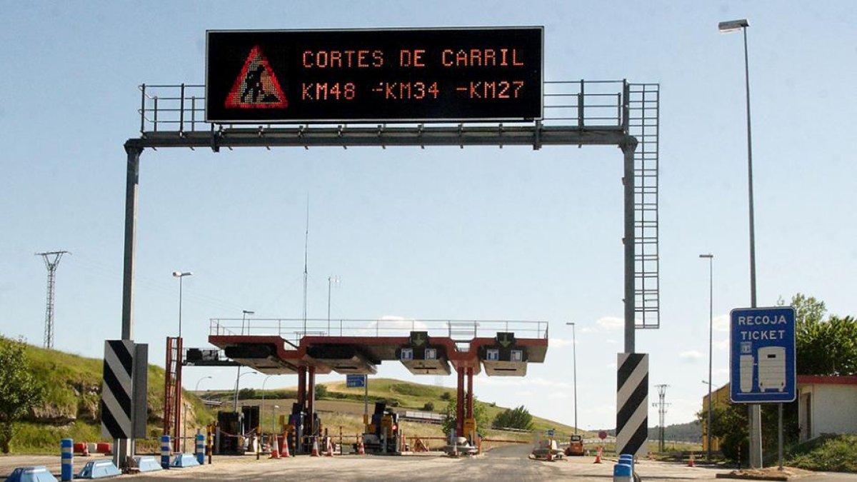 Estas barreras de la AP-1 se abrirán automáticamente cuando los bomberos de Briviesca realicen una intervención.-G.G.
