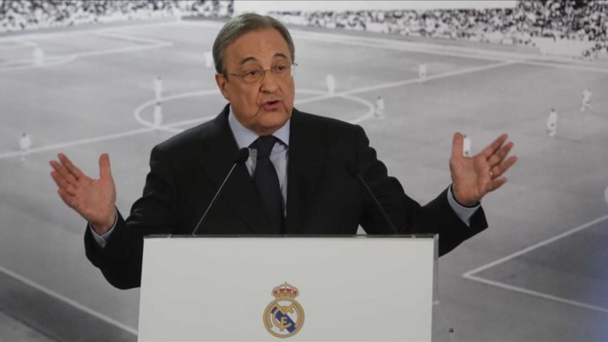 Florentino Pérez, durante una rueda de prensa.-AGUSTIN CATALAN