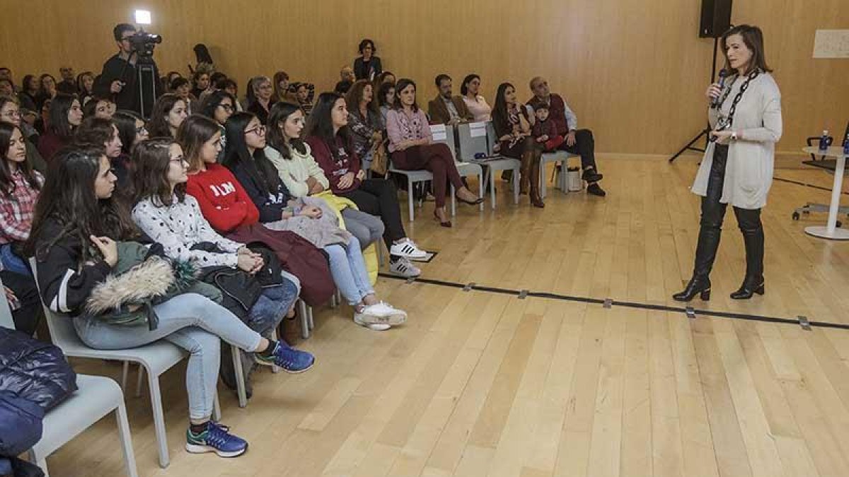 Rocío Hevella, ceo de Prosol, impartió una masterclass en el marco del Stem Talent Girl.-RAÚL G. OCHOA