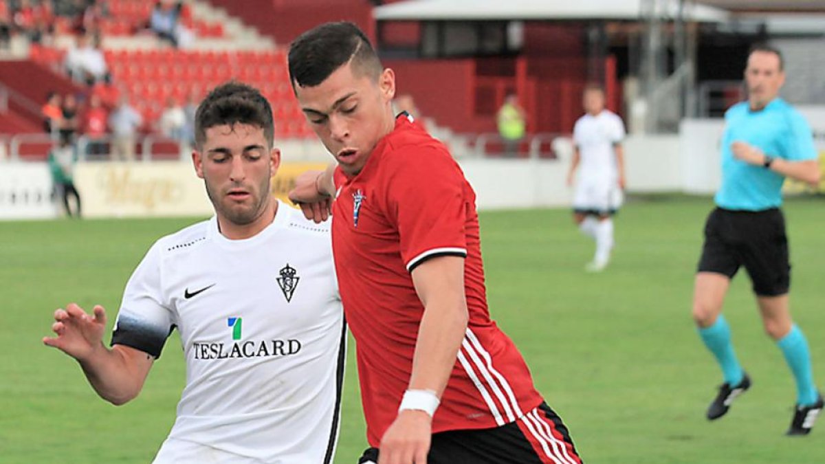 Yanis golpea un balón en el choque frente al Sporting B-Alfonso G. Mardones